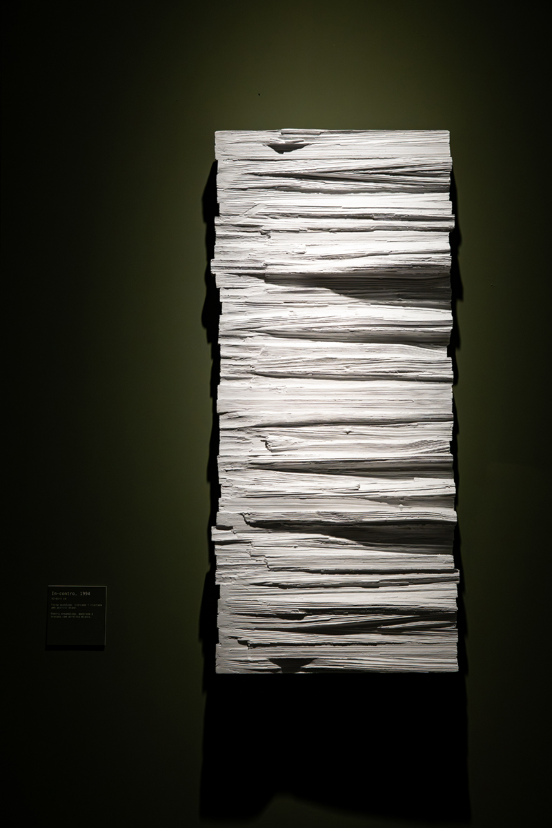 In-contro - 1994 cm 92x41x5 legno di Pino scolpito e assemblato, trattato ad acrilico bianco esposto a Barcellona, Palau Martorell 2025